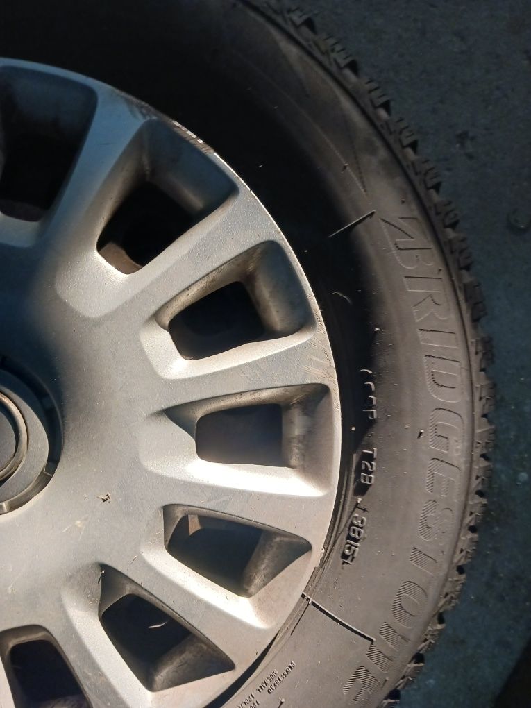 Vând 2 anvelope iarna Bridgestone si 2 Pirelli, 175/65/R14, f bune