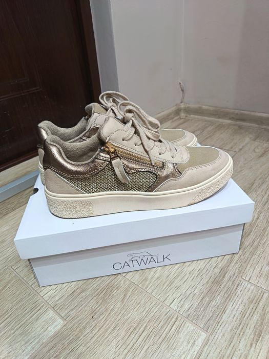 Дамски бежеви кецове