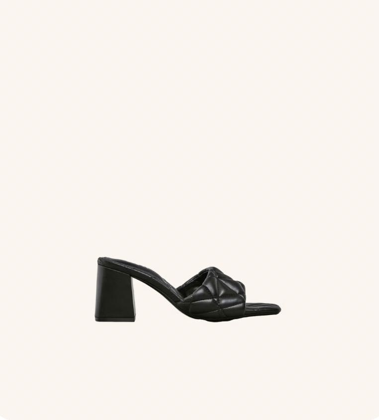 чисто нови сандали Zara