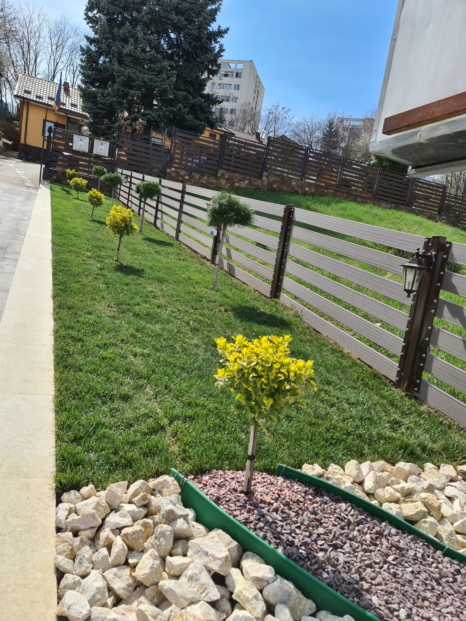 Gradina, amenajare, peisagistică, rulou gazon, sisteme de irigare