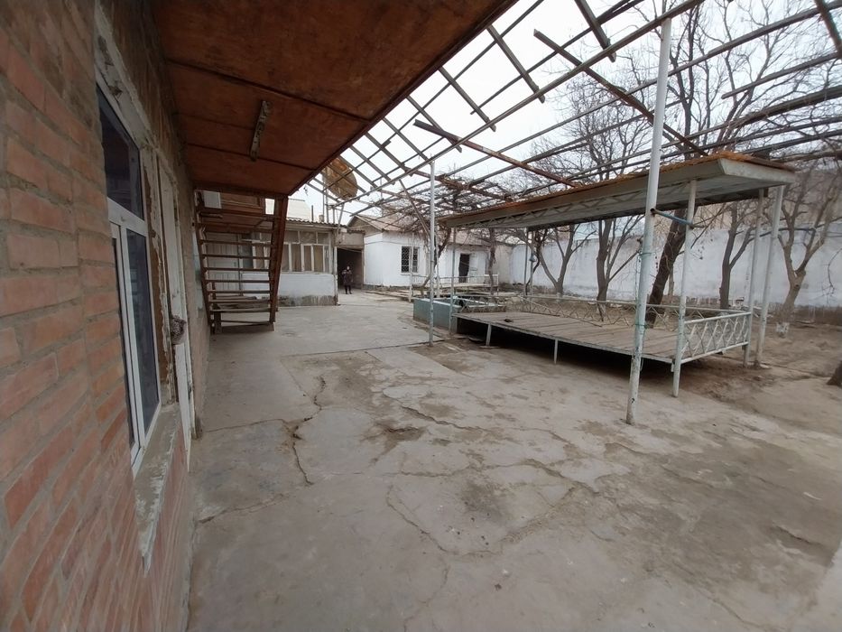 Uy sotiladi 8.5 sotix.Restoran va klinika biznes uchun ajoyib joy  Ter