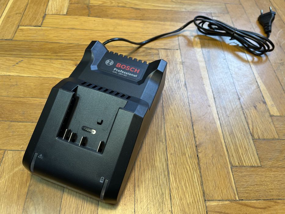 Incarcator-Rapid baterii-10.8-18V, tip GAL 18V-40, nou, original-Bosch