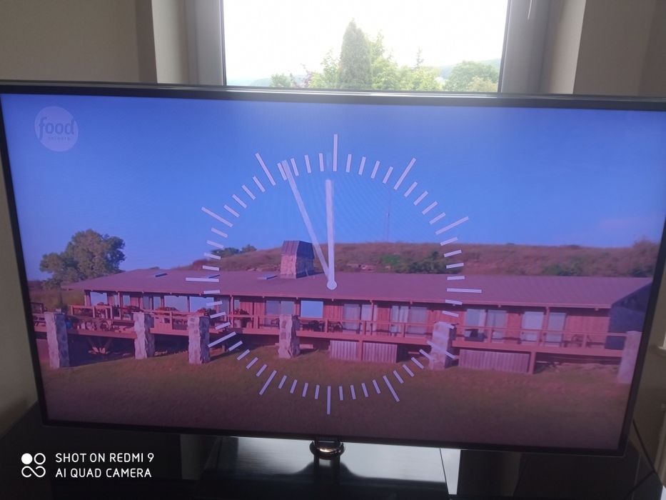 Comodă de sticla și televizor