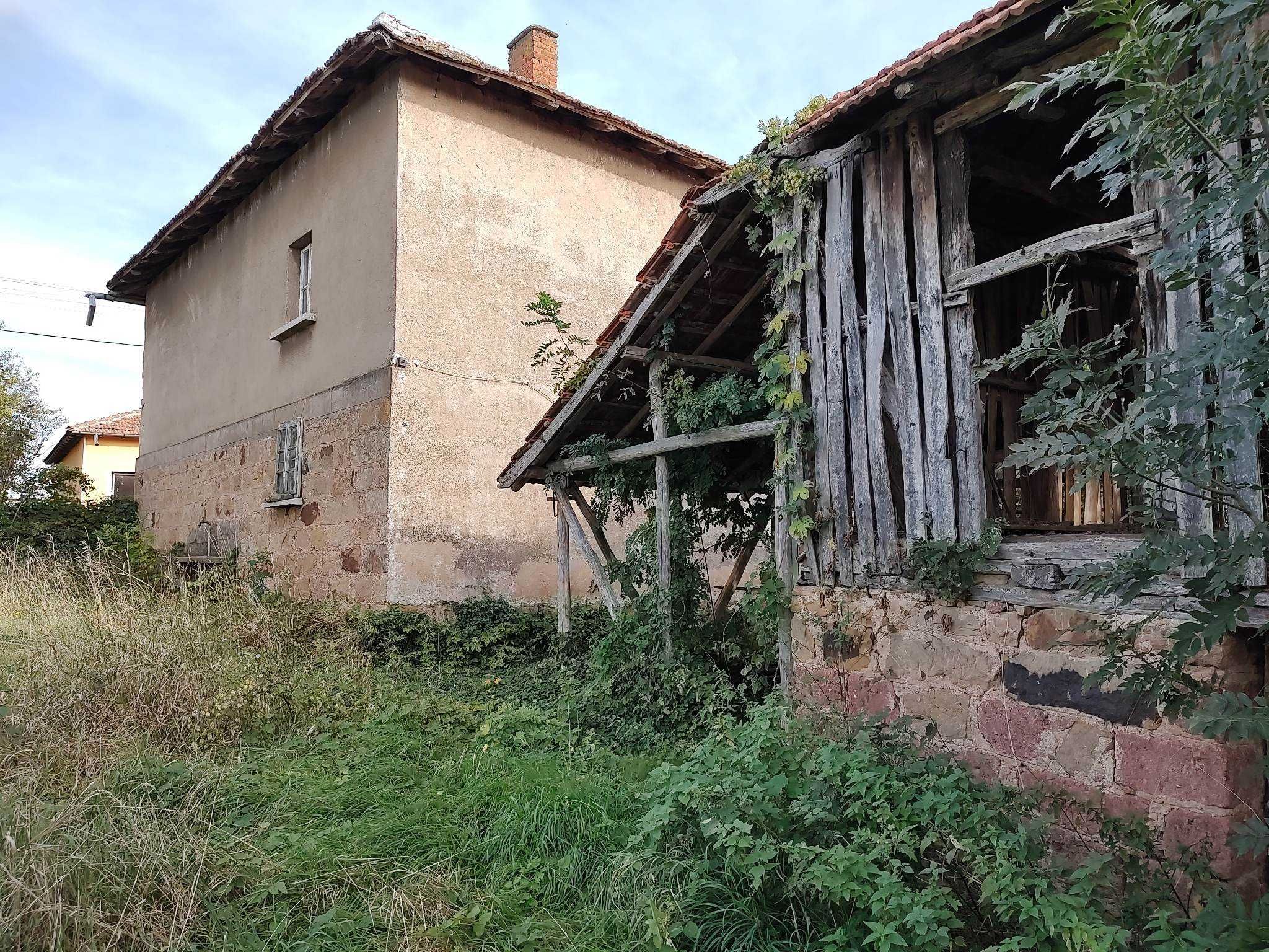 Продава двуетажна къща в село Дъбравка до Белоградчик