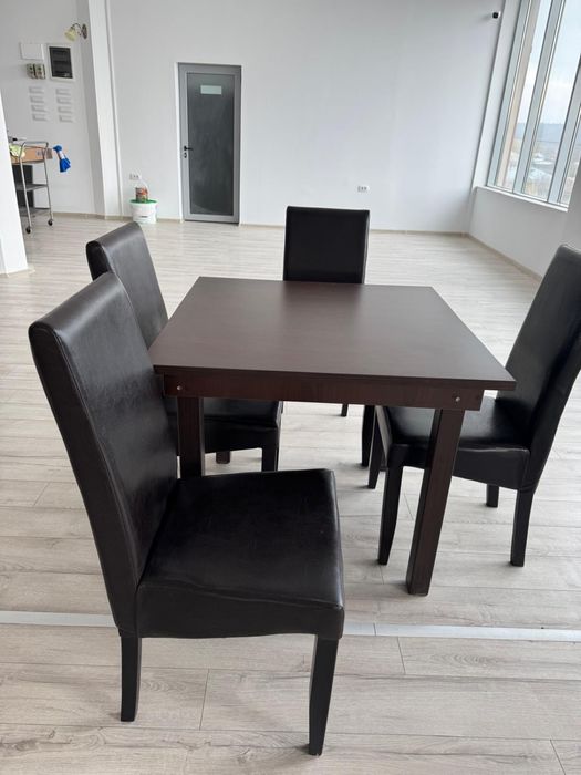 Masă si scaun restaurant impecabile.