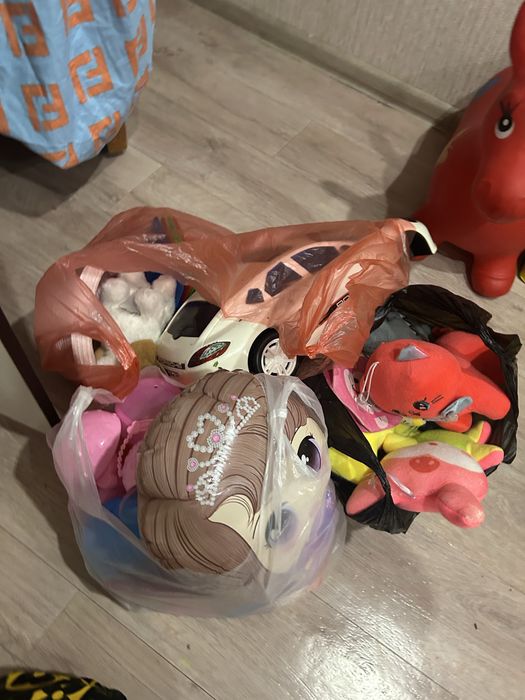 Три пакета игрушек