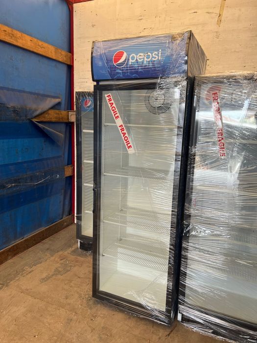 Vitrina firigorifica verticala pentru sucuri și bauturi