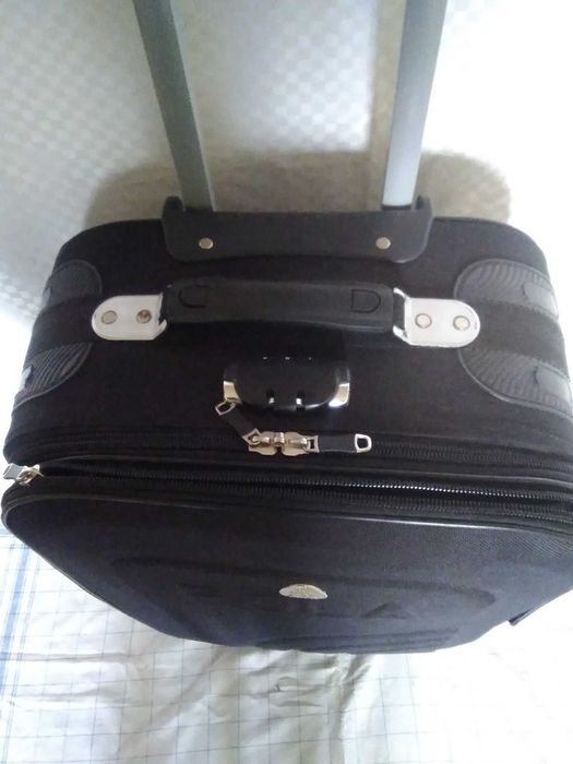 Среден-голям куфар с колелца и телеск.дръжка