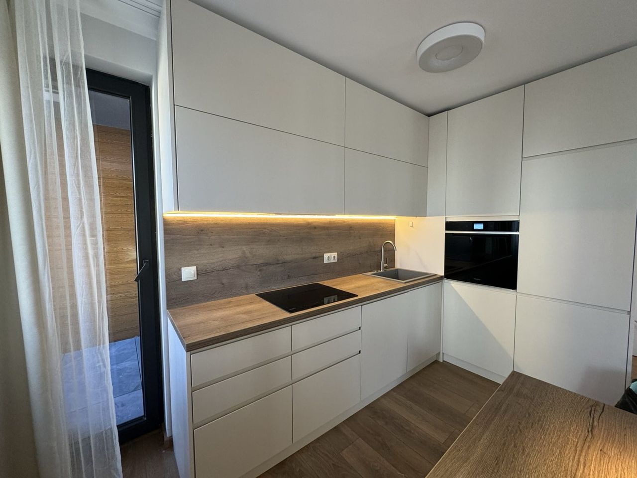 Дава се под наем Тристаен апартамент в София, Център - 151 кв.м за 1400 € - Снимка #3