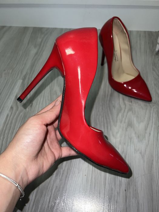 Червени лачени обувки на висок ток с остър връх