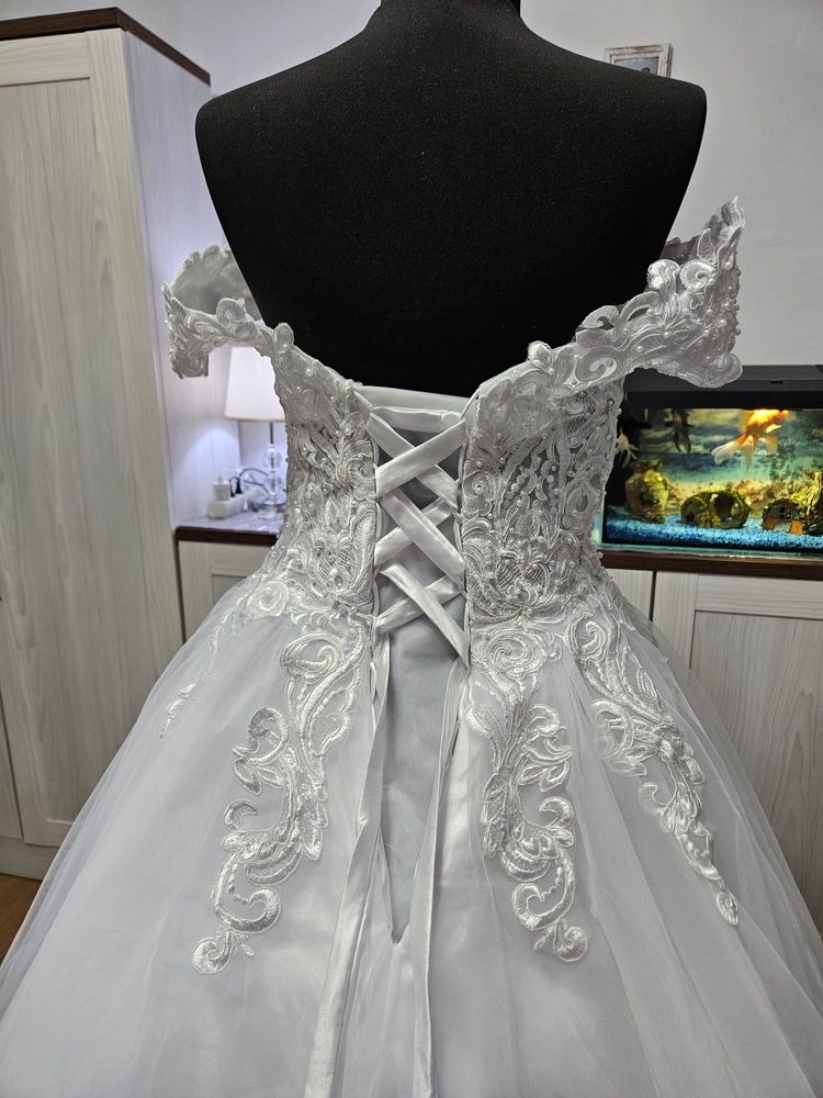 Rochie mireasa tip printesa