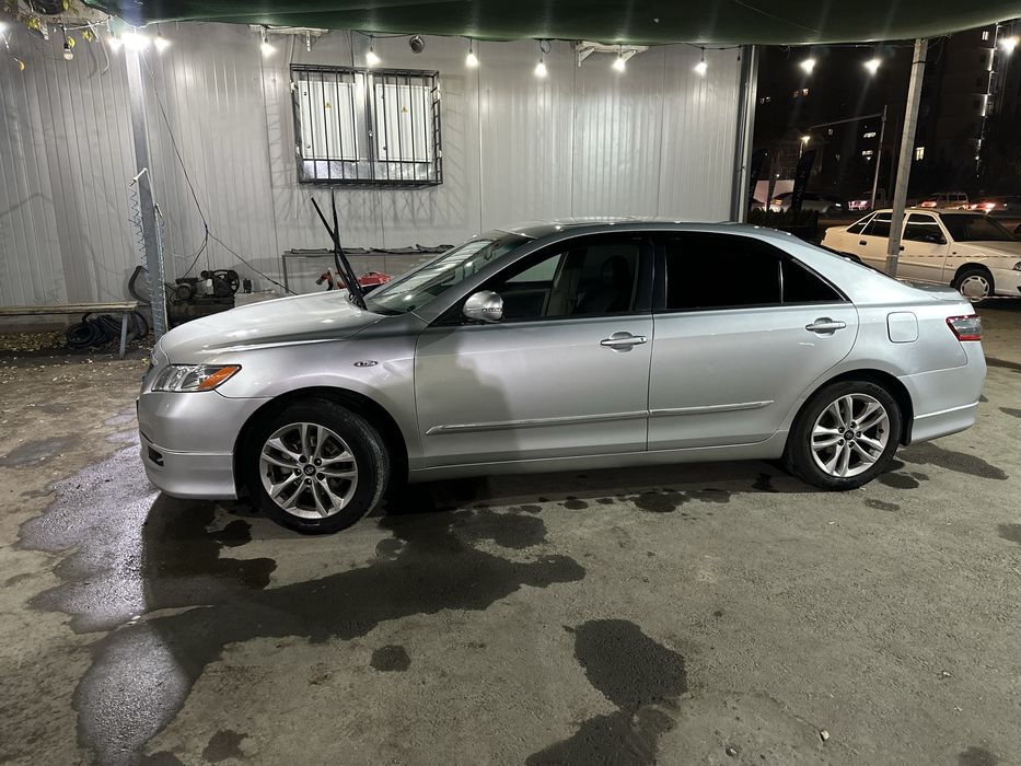 Toyota camry 40 sotiladi