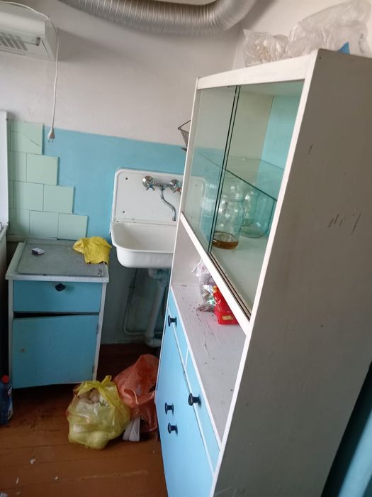 Шкафы, диваны стол дверь кресло