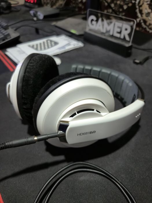 Căști Audio Technica și Superlux