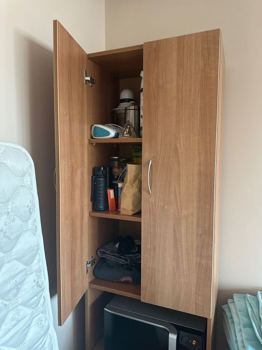 Шкаф с рафтове и ракла