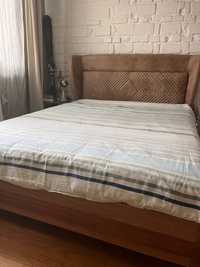 Спалня с текстилна рамка и пространство за съхранение