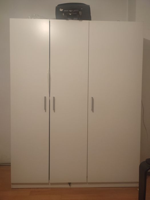 Vând dulap pt haine alb 180/140/50 cm-anunt valabil până pe 12.12