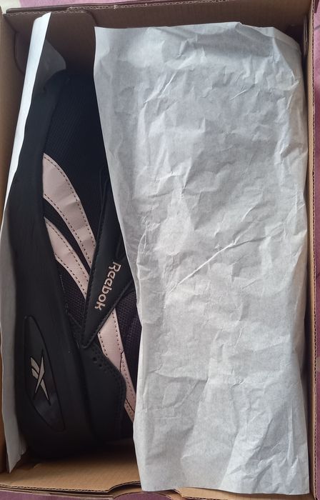 Adidași dama sport sunt  noi