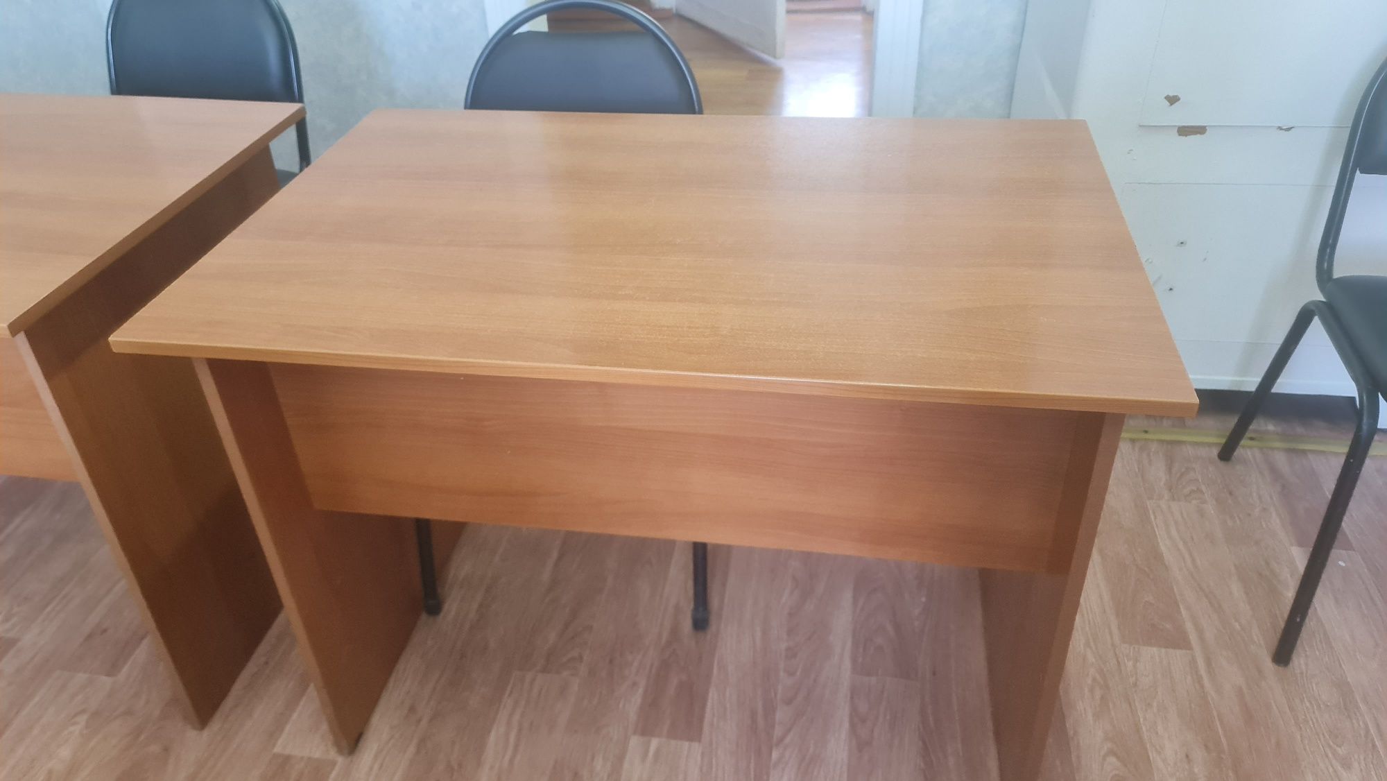 Продам офисные столы и шкаф