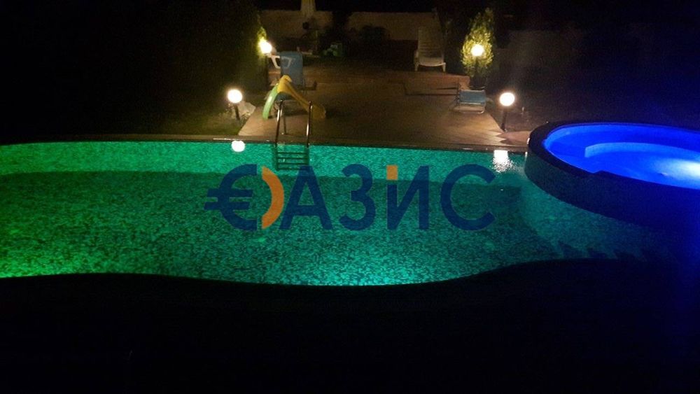 Модерна къща от 590 кв.м. + двор 1250 кв. м. в с. Кошарица,