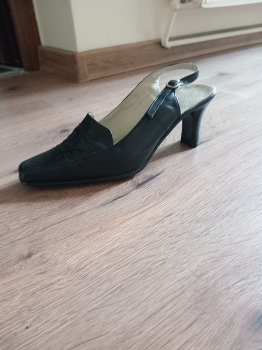 Pantofi noi din piele