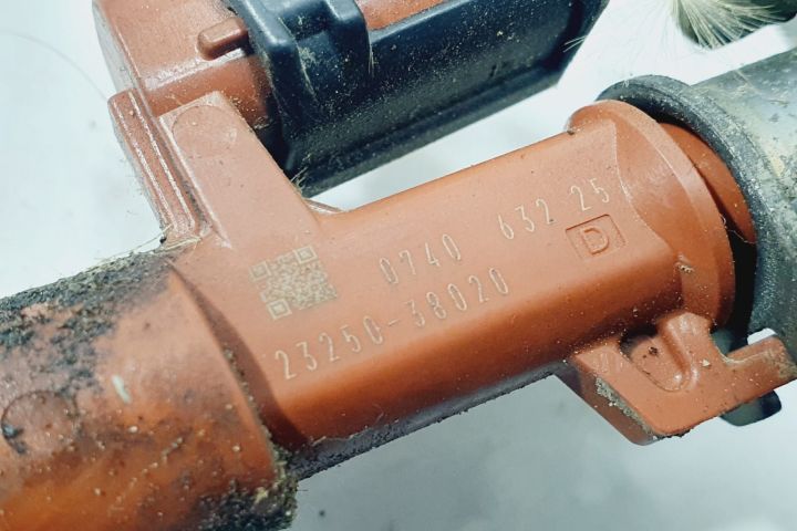 Rampa injectoare cu injectoare 4.6 benzina 1UR-FSE  23250-28020 Lexus LS 4 F4  [din 2006 pana  2009