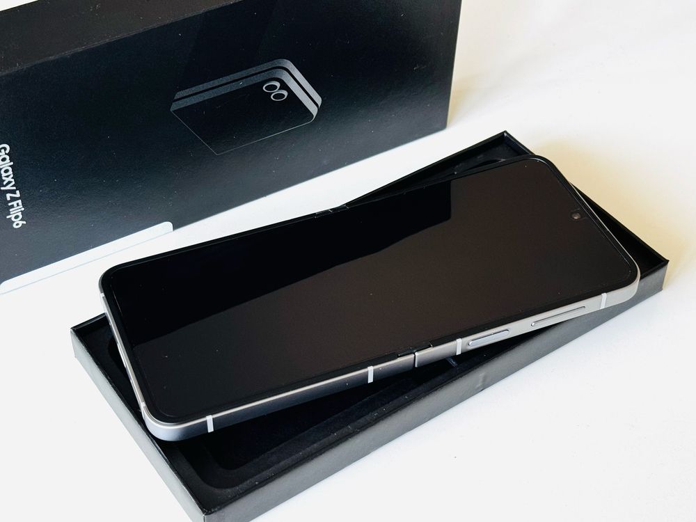 НОВ! Samsung Galaxy Z Flip 6 256GB Silver Shadow Гаранция 1 година
