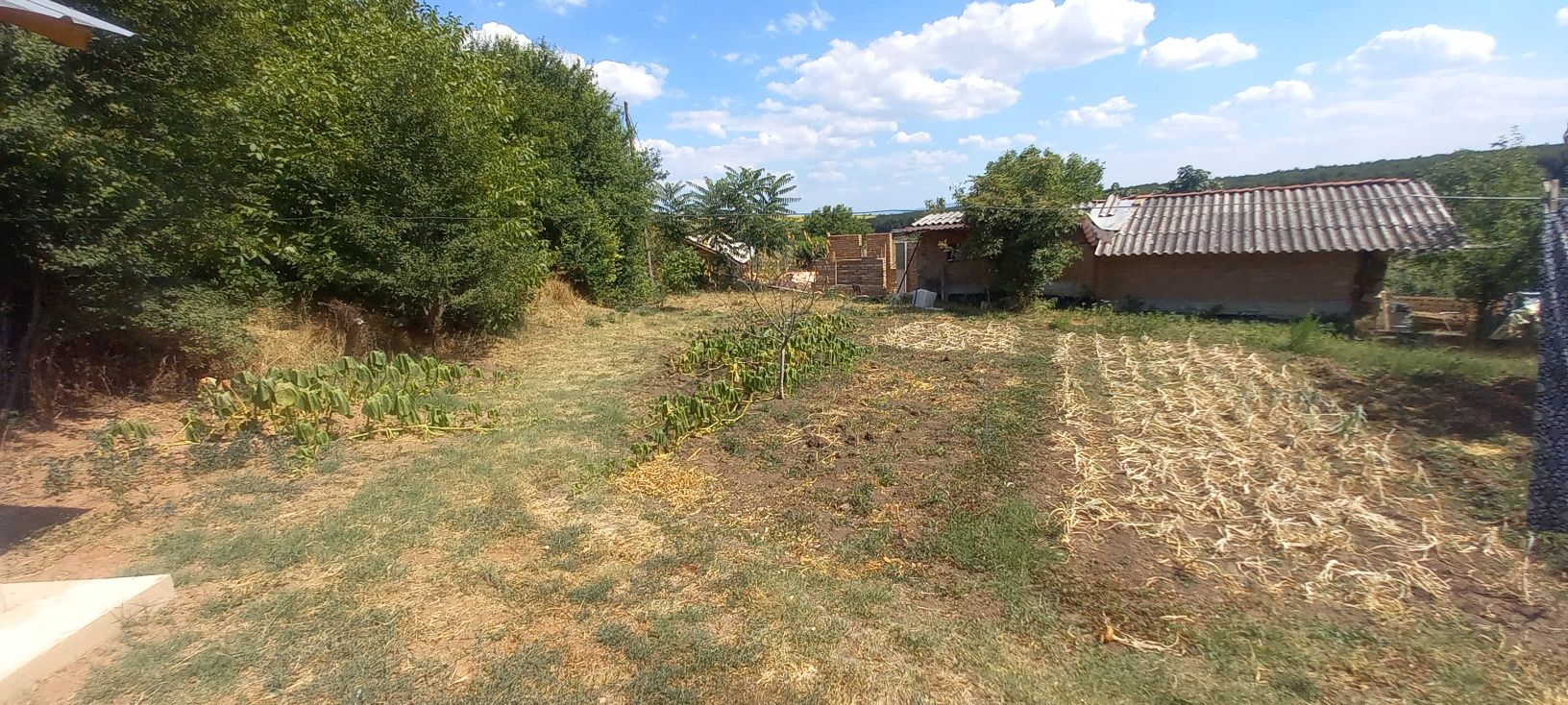 Продавам къщата заедно с двора