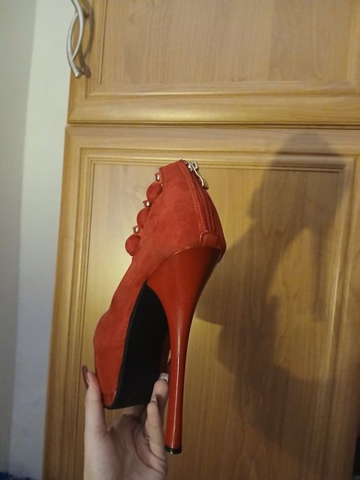 Pantofi cu toc înalt noi