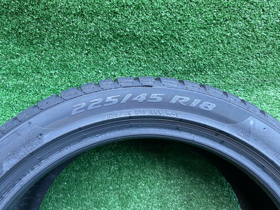 Set 2 anvelope iarna Pirelli  Sottozero 3  225 45 R18 DOT 1719