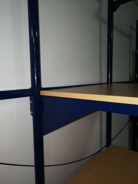 Стелаж, крайстенен, 3м x 2.3м, за магазин за дрехи, офис