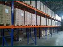 Avem rafturi metalice