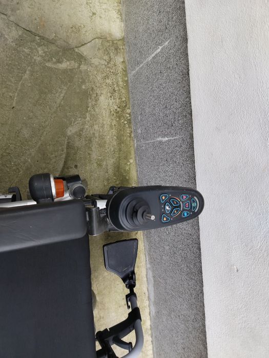 Cărucior scaun electric pentru persoane cu dizabilități