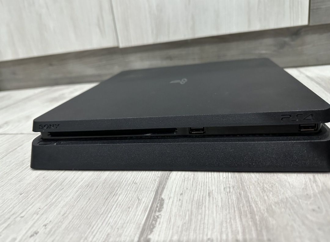 Playstation 4 slim