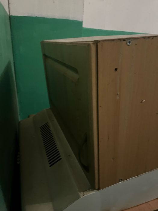 Отдам бесплатно кухня вытежка