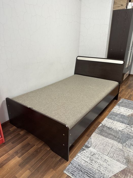 Продам кровать 120х200 с матрасом.