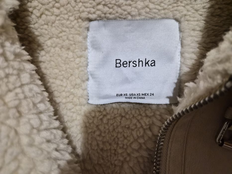 Яке Bershka, размер XS.