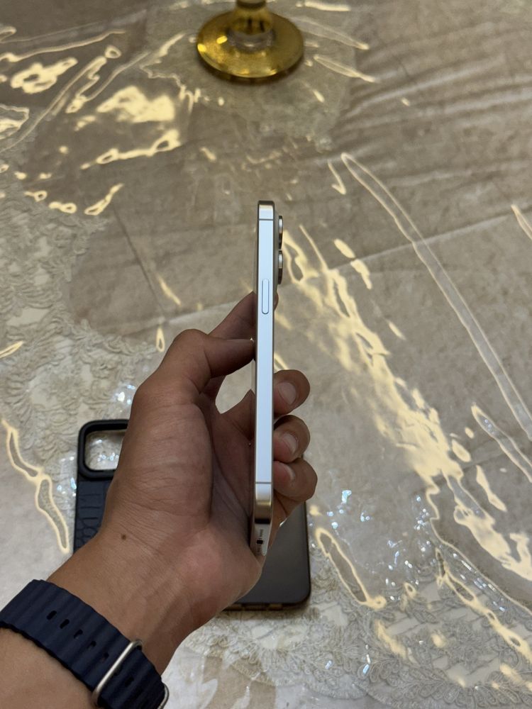 iPhone 15 Pro Max White Titanium ochilmagan bir qol