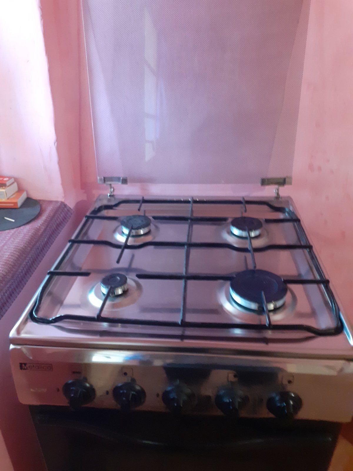Vand aragaz Matalica cu patru arzatoare sí cuptor un stare buna