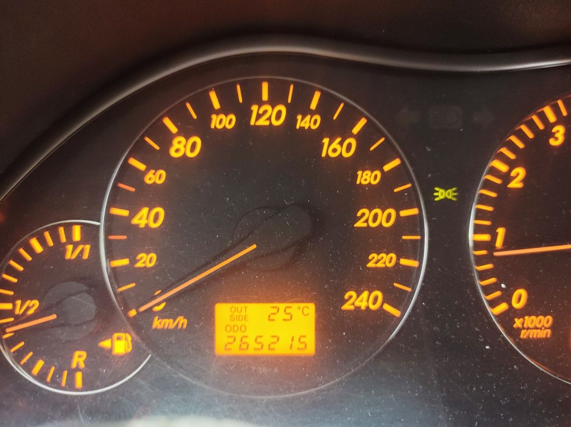 Продавам TOYOTA AVENSIS T25 комби