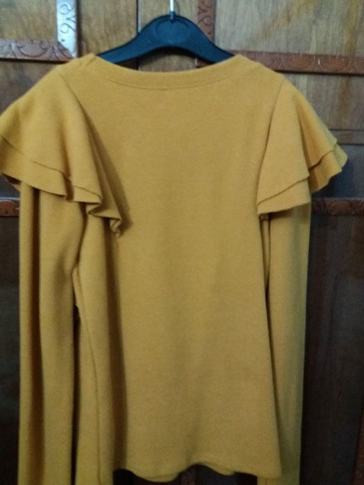 Pulover Bershka cu volane, mustar