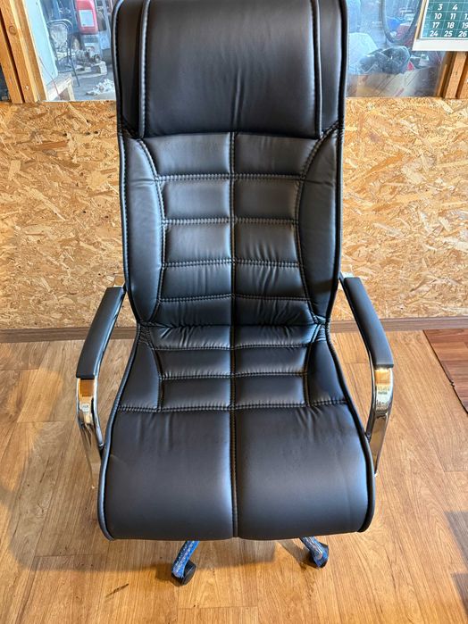 офис стол НОВ изпращам с куриер