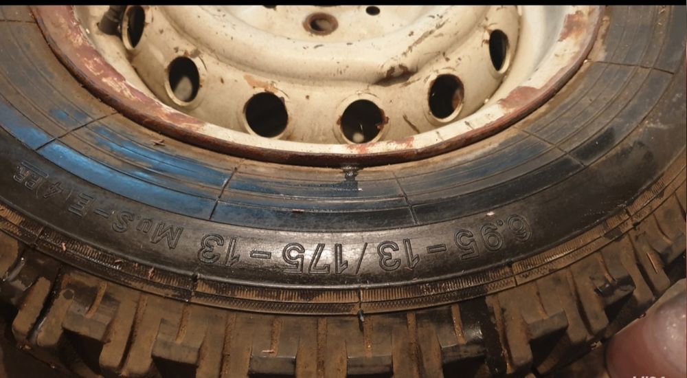 2 Roți Pirelli de iarnă R13, cu cuie M+S