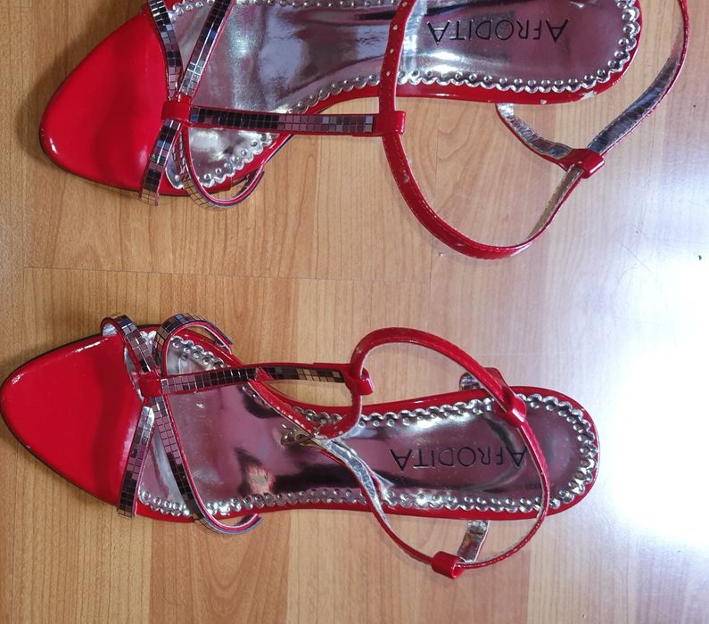 Sandale  roșii mărimea 37