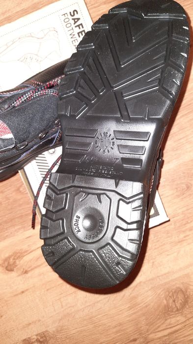 Bocanci de protectie cu bombeu metalic 40-41,nou!