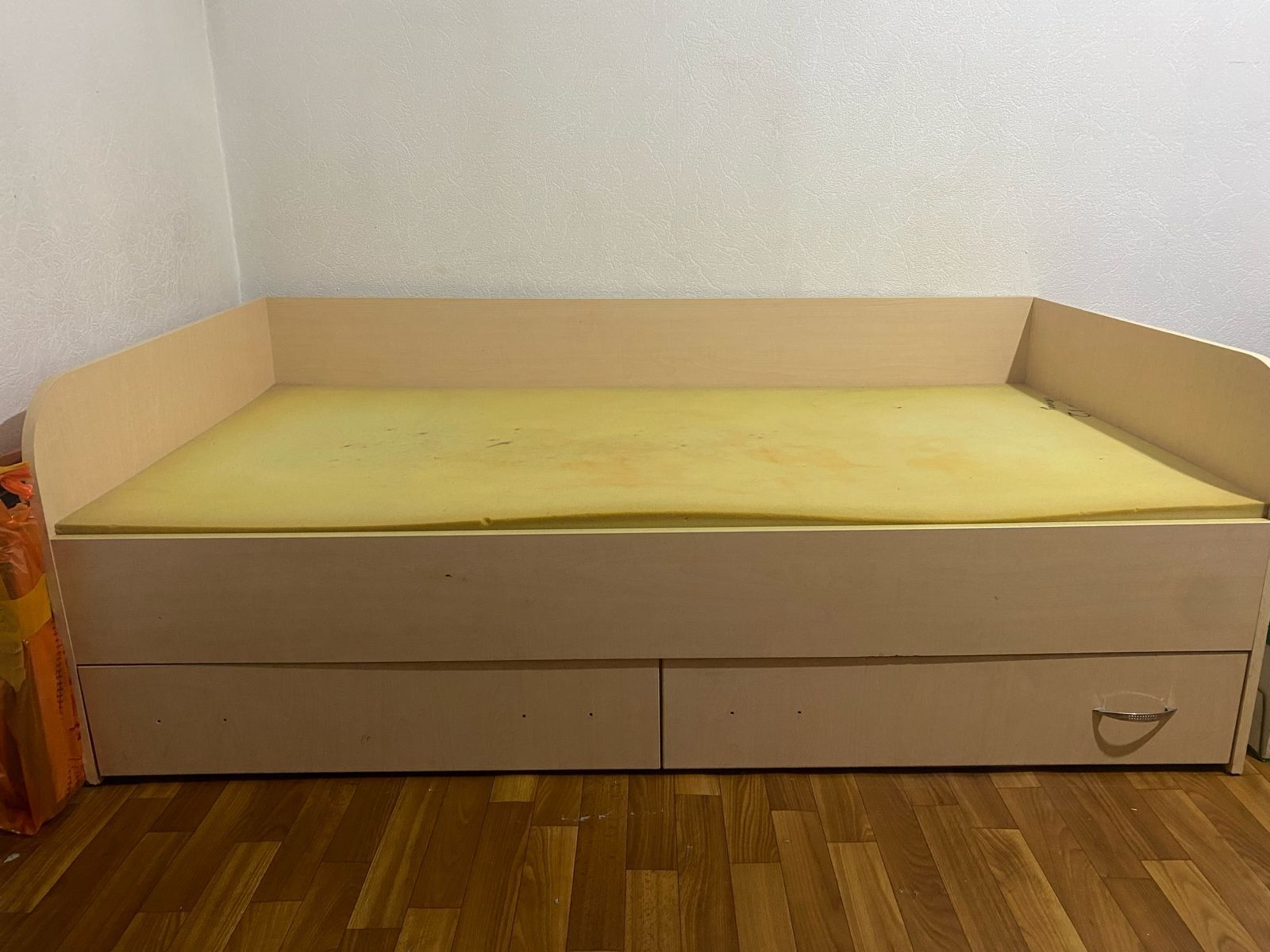 Детская кровать б/у в хорошем состоянии с встроенными ящиками