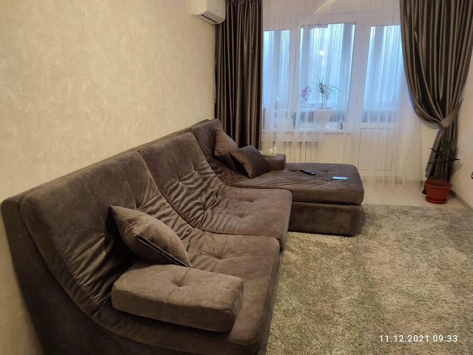 В связи с переездом  продам диван, цвет графит.
