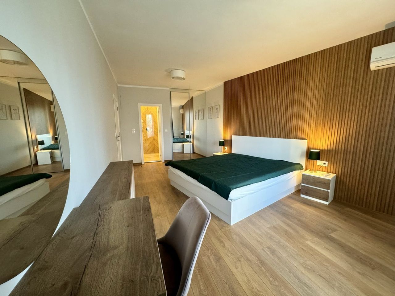 Дава се под наем Тристаен апартамент в София, Център - 151 кв.м за 1400 € - Снимка #1