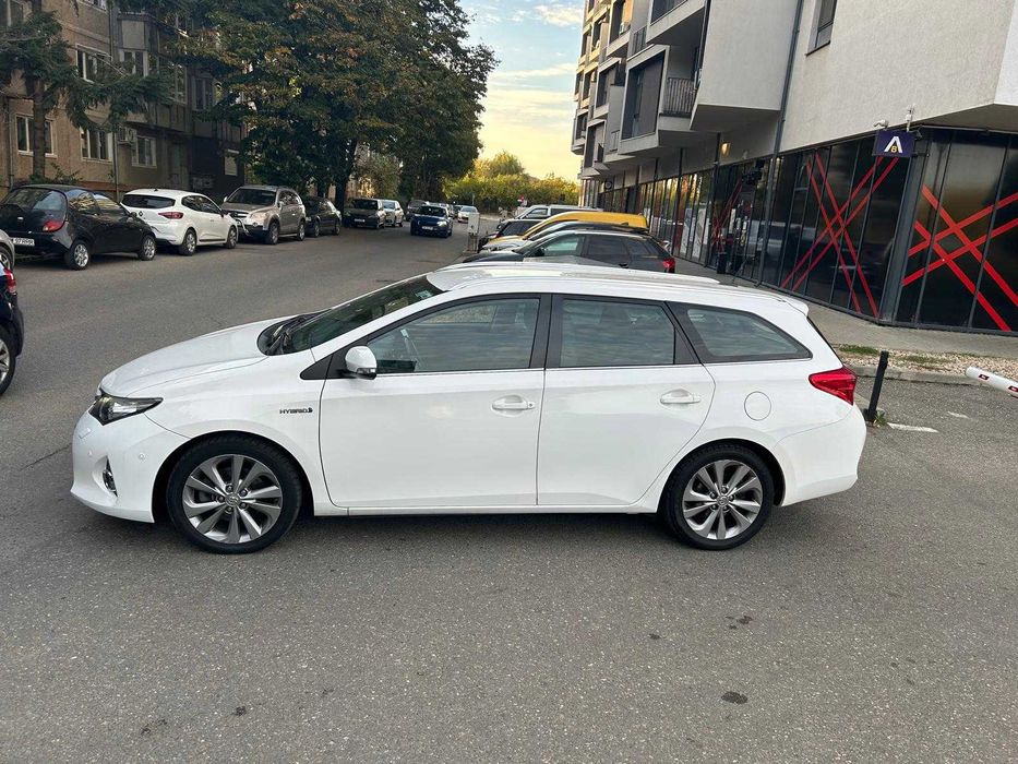 Toyota Auris Hybrid 2015