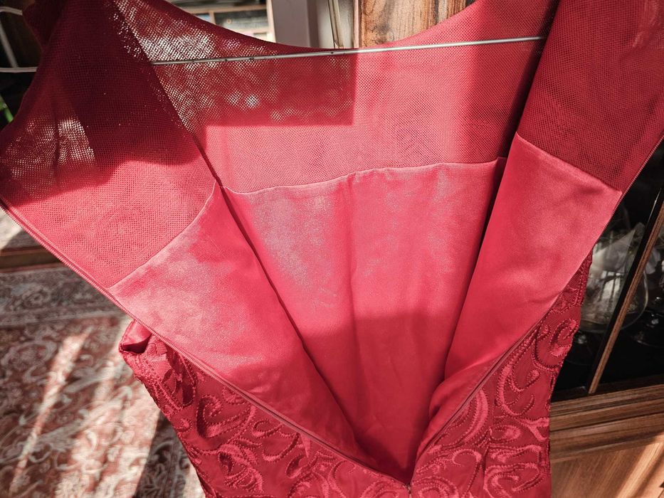 Червена официална рокля без ръкави с бродерия с копринени конци